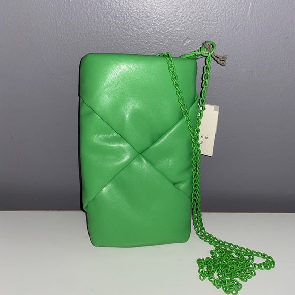 Small TARGET Puffer Faux Leather Crossbody Bag Greene Removable Chain Strap - Picture 1 of 10